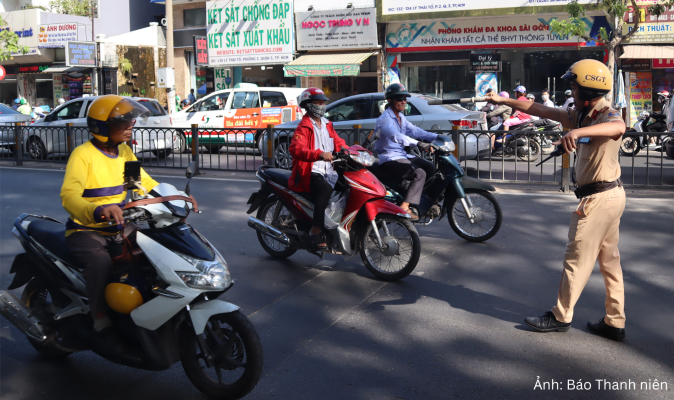 CSGT dừng xe kiểm tra hành chính