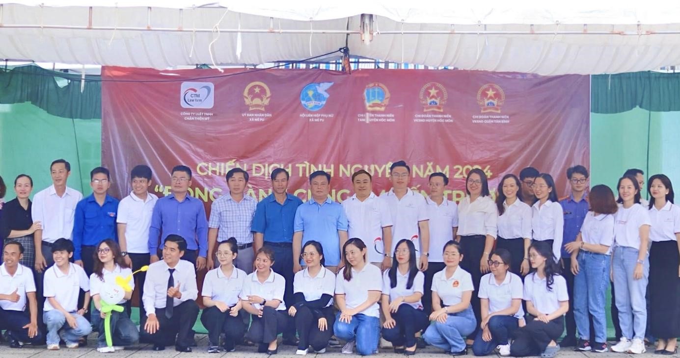 Hình ảnh: Đội ngũ nhân sự CTM Law Firm cùng đại diện lãnh đạo các đơn vị địa phương, Tòa án nhân  dân, Viện Kiểm sát nhân dân và Ban  tổ chức chương trình chụp hình kỷ niệm.