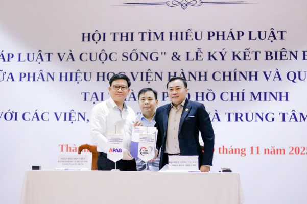 Hình ảnh: Luật sư Nguyễn Trung Hiếu cùng lãnh đạo Khoa luật và Khoa học Liên ngành Phân hiệu Học Viện Hành chính và Quản trị Công ký kết Biên bản hợp tác trong khuôn khổ Ngày hội pháp luật
