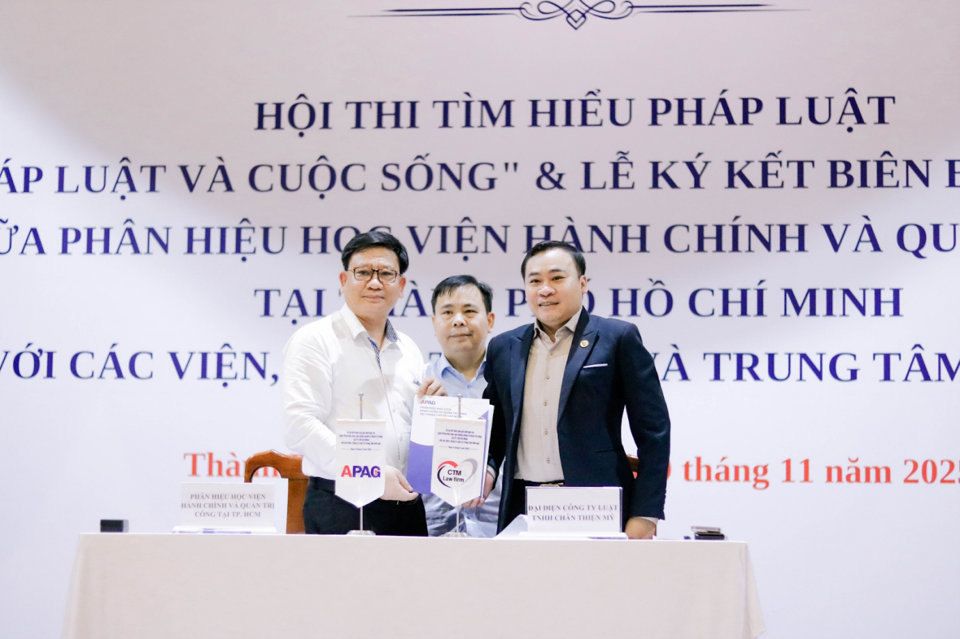 Hình ảnh: Luật sư Nguyễn Trung Hiếu cùng lãnh đạo Khoa luật và Khoa học Liên ngành Phân hiệu Học Viện Hành chính và Quản trị Công ký kết Biên bản hợp tác trong khuôn khổ Ngày hội pháp luật