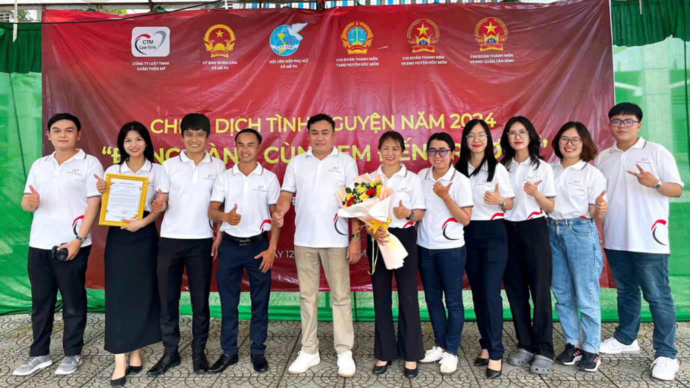 Hình ảnh: Luật sư Nguyễn Trung Hiếu và đội ngũ nhân sự CTM Law Firm tham gia chiến dịch tình nguyện 2024.
